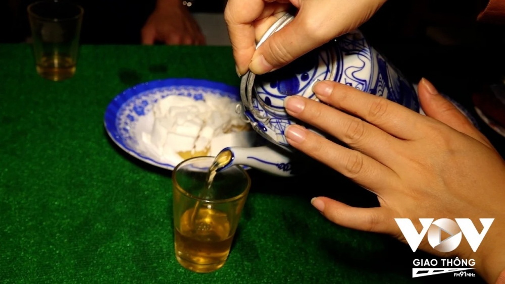 Du khách tìm hiểu về lịch sử của Thánh thất – nơi từng là căn cứ địa Cách mạng; ngoài ra được thưởng thức bánh chuối, bánh in, uống nước lá nhãn lồng.