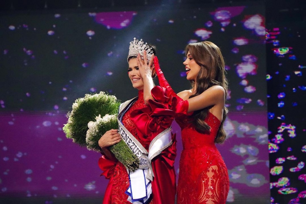 Ileana Márquez Pedroza nhận được sự chú ý khi vừa đăng quang Hoa hậu Venezuela 2023. Cô là MC, người mẫu chuyên nghiệp và đã có con gái 11 tuổi. Chiến thắng của người đẹp đang vấp phải những ý kiến trái chiều. 
Tuy nhiên, chiến thắng của Ileana Márquez Pedroza cũng vấp phải một số phản ứng tiêu cực. Nhiều khán giả theo dõi cuộc thi so sánh cô với á hậu 1 Giorgiana Rosas, nhận định rằng người đẹp này xứng đáng với danh hiệu hoa hậu hơn. Bên cạnh đó, nhiều ý kiến cho rằng việc tân hoa hậu có con ở tuổi 16 có thể sẽ ảnh hưởng xấu đến nhận thức của nhiều trẻ vị thành niên. (Nguồn: Thanh niên)
