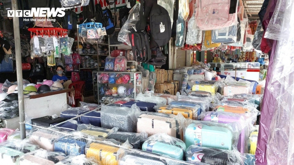 Tại chợ Bắc Mỹ An cũng rơi vào hoàn cảnh tương tự khi lượng khách mua sắm rất thưa thớt. Hầu như các quầy bán hàng quần áo, giày dép, túi xách... không có người xem, mua hàng. Ghi nhận của PV, trong khoảng thời gian 9-10h ngày 17/12, chỉ lác đác vài khách hàng dạo xem hàng rồi đi chứ không ai mua.