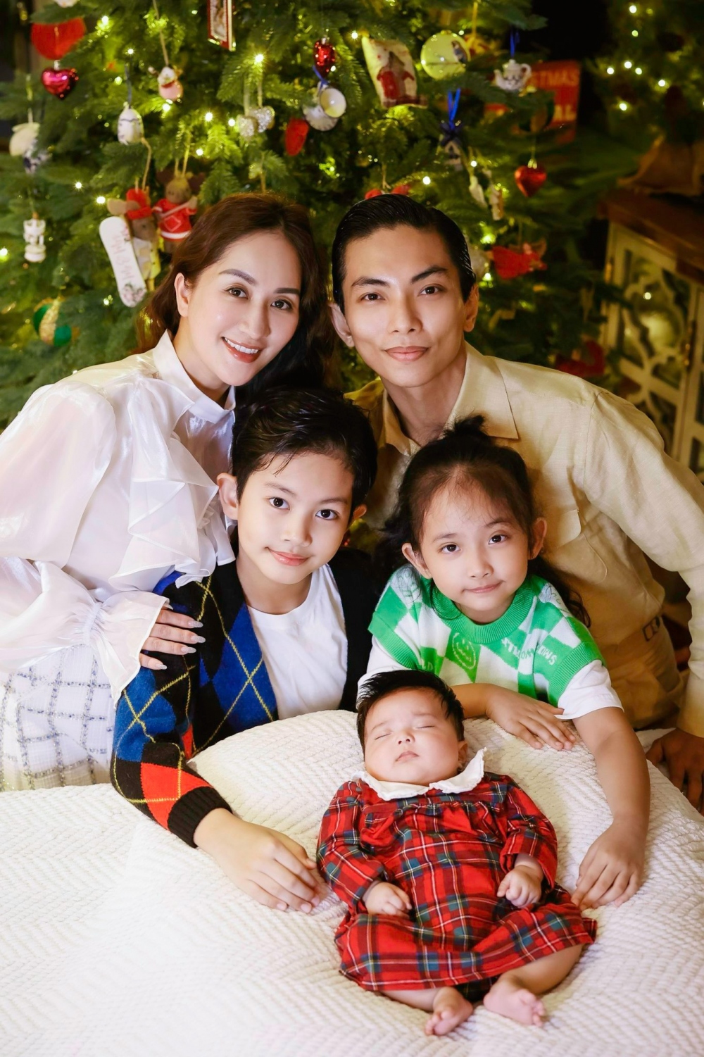 Đó là chưa kể, Kubi (8 tuổi), Anna (5 tuổi) ngày càng hiếu động, nô đùa không ngừng. Trước buổi chụp, kiện tướng dance sport chỉ mong, các con hợp tác với bố mẹ để có được bộ ảnh đẹp.