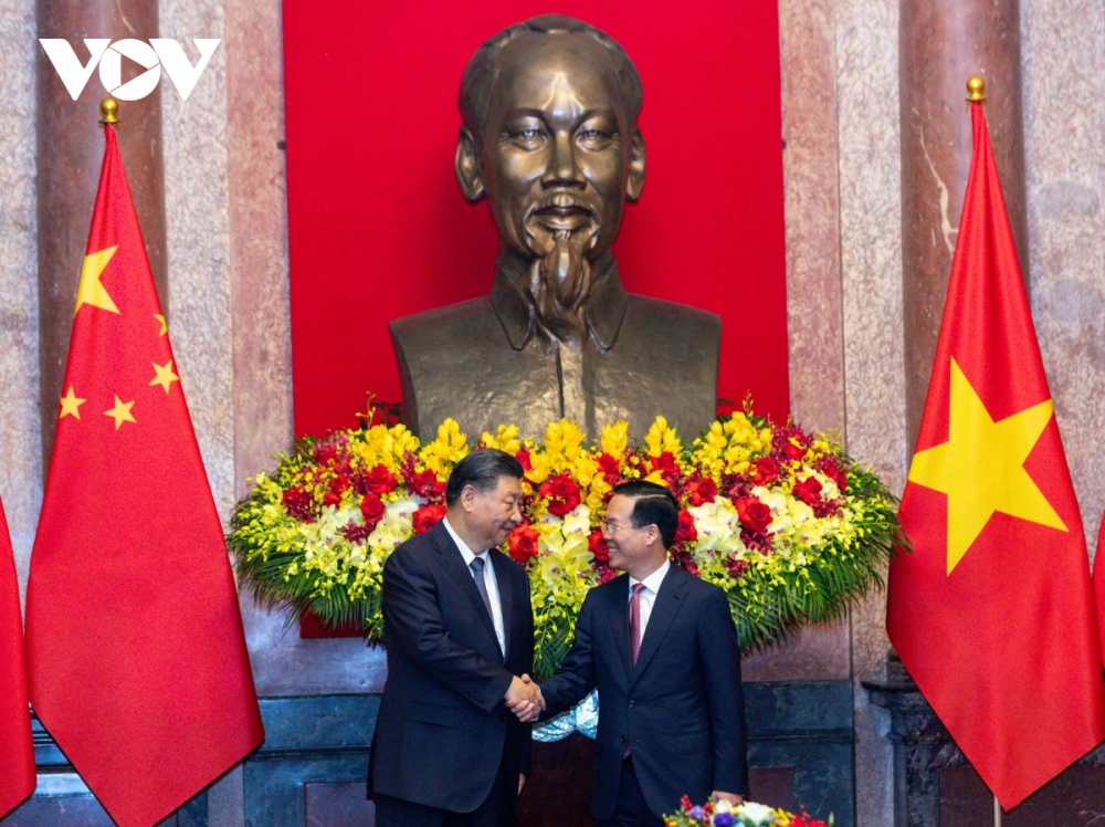 President Xi Jinping also holds talks with President Vo Van Thuong, during which they welcome the success of the December 12 talks between the two Party leaders, with important common perceptions identifying the new position of Vietnam – China positions and six pillars of cooperation.