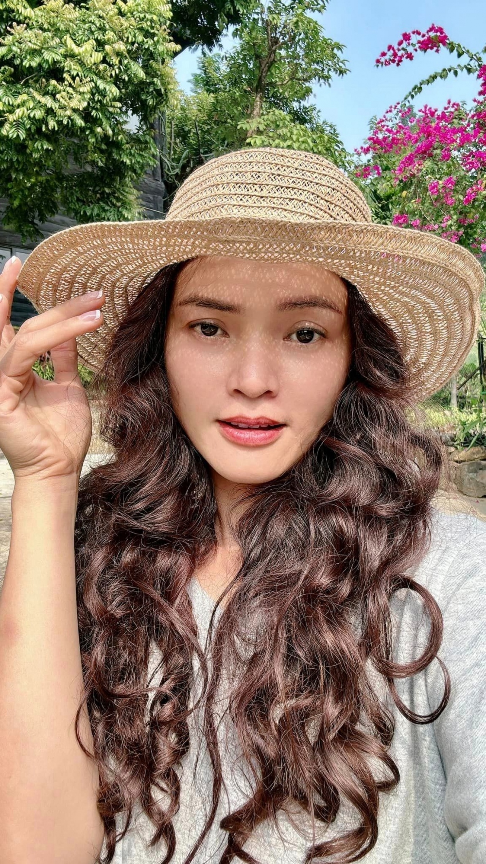 Nói về chuyện đi bước nữa, nữ ca sĩ bộc bạch: "Tôi tin số phận là có thật. Đôi khi tôi nghĩ, có lẽ cái số mình vô duyên với quân tử. Lỗi tại ông trời thôi, ban cho mình chút tài mọn, chút nhan sắc thì lấy của mình cái yên ổn của đàn bà".