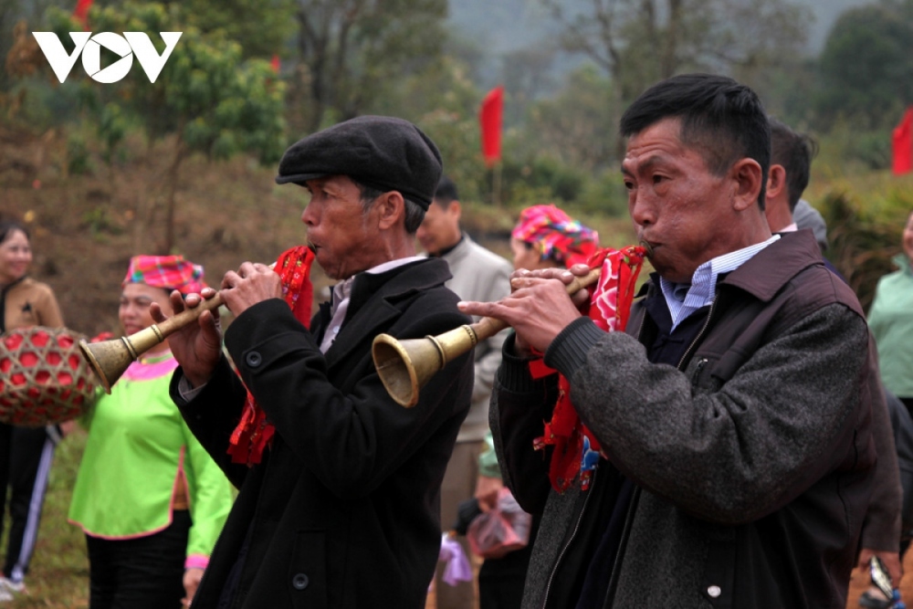 Along the way, the ceremonial music team play the trumpet until they reach the bride’s house.
