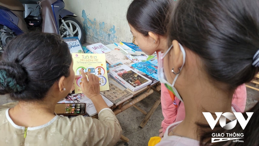Chị Thanh Thuý, Hội trưởng Hội quán Các bà mẹ - người có ý tưởng lập ra phiên chợ quê dẫn phóng viên tham quan các sạp hàng và giới thiệu: “Chợ quê lưu giữ một góc ký ức của mình, nhớ về sản vật và con người ở chợ quê xưa. Một góc phố giữ lại nơi nó có những niềm vui hơn là nỗi buồn. Đó là niềm vui của người đi chợ...”