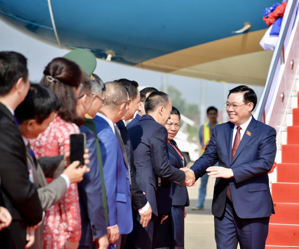 Phó Chủ tịch Quốc hội Lào Sounthone Sayachak đón đoàn tại sân bay