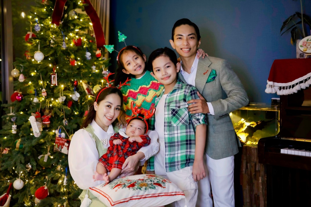 Từ khi xây dựng tổ ấm và Kubi chào đời cách đây 8 năm, Khánh Thi - Phan Hiển luôn giữ thói quen chụp ảnh kỷ niệm cả nhà vào mỗi dịp Noel để lưu giữ những khoảnh khắc ấm ấp, tràn ngập tình yêu thương của các thành viên trong gia đình.