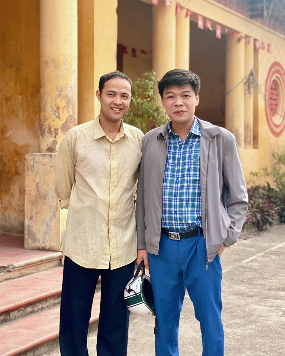 Chia sẻ về cuộc sống ngoài đời, nam diễn viên cho biết: "Nhiều khi nhập vai khá dồ nhưng bên ngoài cuộc sống êm đềm hơn. Hiện tôi có 1 vợ, hai con, bé lớn đã đi học. Gần đây tôi thấy mình chịu khó làm hơn, đến đâu cũng được nhiều người yêu quý hơn. Đo không biết bao nhiêu là đủ nhưng có thêm 1 người yêu thương là ấm lòng, thấy thành quả lao động của mình được đón nhận đó như một món quà".