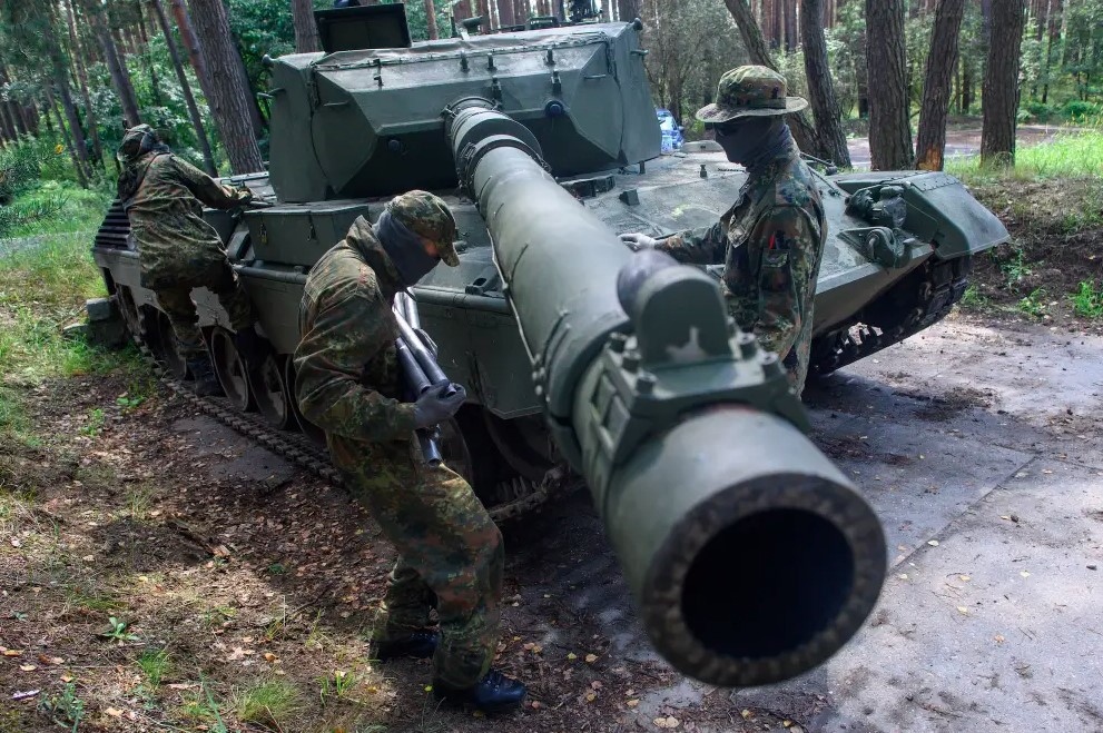 Binh lính Ukraine cùng với xe tăng Leopard 1 A5 tại một khu vực huấn luyện ở Đức. Ảnh: Getty