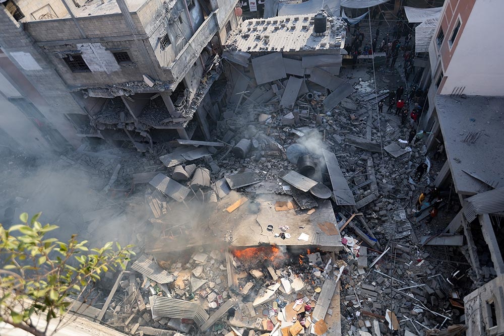 Một ngôi nhà bị phá hủy trong cuộc không kích của Israel tại Khan Younis. Ảnh: Reuters
