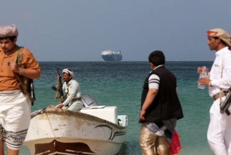 Lực lượng Houthi đe dọa việc di chuyển qua các vùng biển quanh Yemen và vào tháng trước đã bắt giữ tàu Galaxy Leader. Ảnh: Reuters