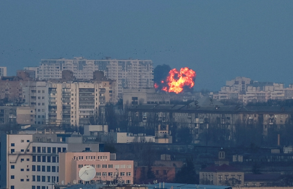 Lửa bốc lên tại thủ đô Kiev sau các vụ không kích của Nga ngày 29/12 (Ảnh: Reuters)