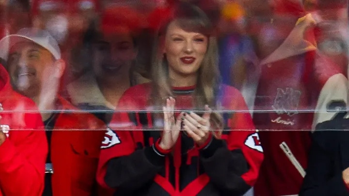 Taylor Swift diện chiếc áo len của đội trưởng trong trận đấu ở Kansas City