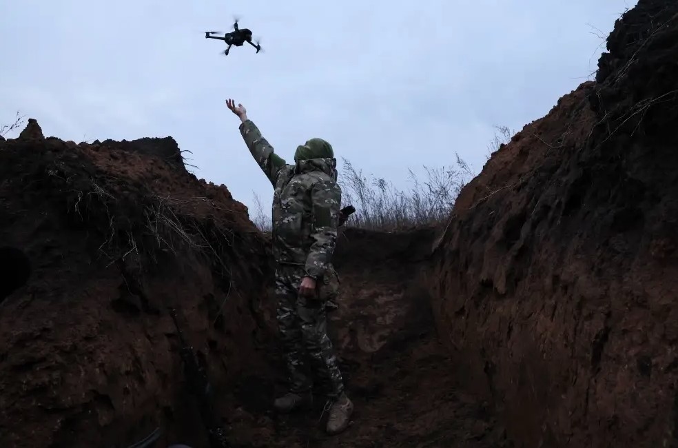 Binh lính Ukraine thử nghiệm UAV gần Bakhmut. Ảnh: Reuters