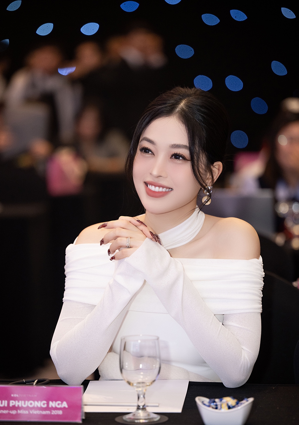 Á hậu Phương Nga