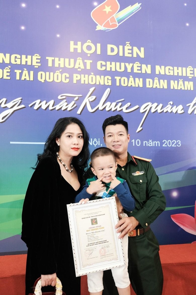 Ca sĩ Vũ Thắng Lợi và vợ