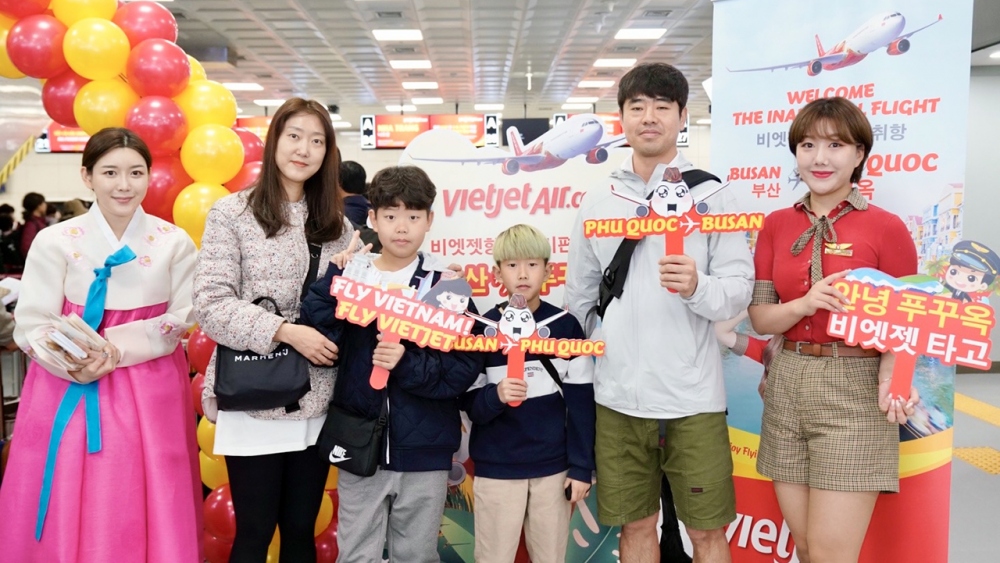 Hành khách trên chuyến bay khai trương Busan - Phú Quốc hào hứng trước chuyến bay - Ảnh: T.T