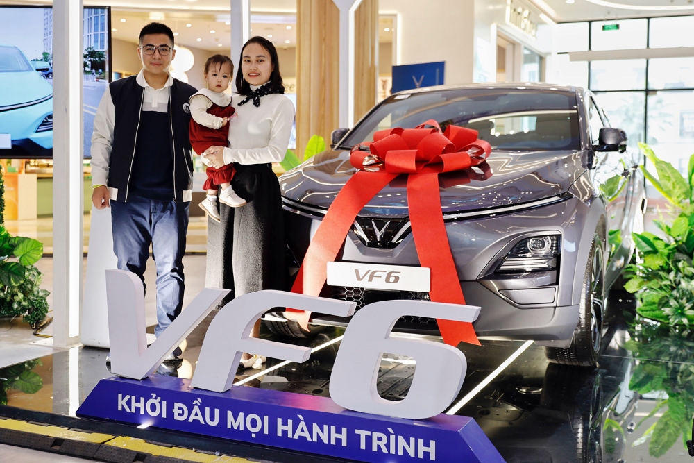 Tương tự các mẫu ô tô điện khác của VinFast, VF 6 được áp dụng bảo hành xe chính hãng 7 năm hoặc 160.000 km (tùy điều kiện nào đến trước), bảo hành pin 8 năm không giới hạn số km