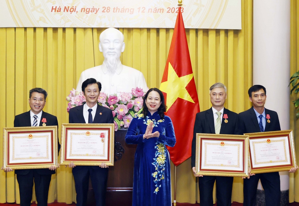 Phó Chủ tịch nước Võ Thị Ánh Xuân trao Huân chương Lao động Hạng Ba tặng các tập thể và cá nhân