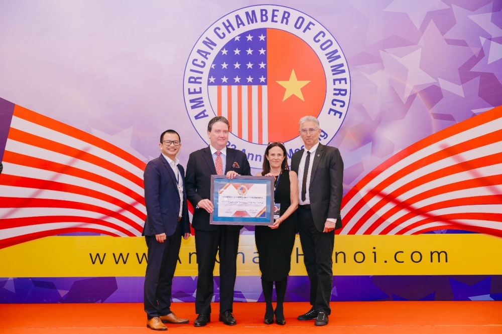 Ngài Marc E. Knapper, Đại sứ Hợp chủng quốc Hoa Kỳ tại Việt Nam và Ông John Rockhold, Chủ tịch AmCham trao Giải thưởng cho đại điện AIA Việt Nam