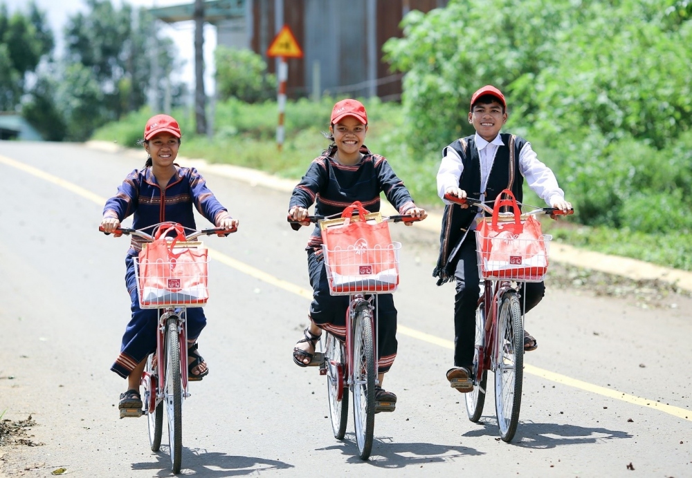 Niềm vui của các cháu học sinh được nhận xe đạp trong chương trình Hành trình Cuộc sống