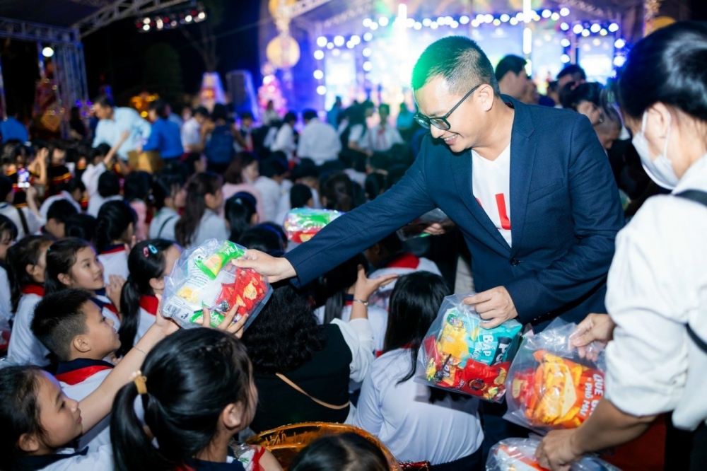 Ông Phùng Bá Khang trao quà trung thu cho trẻ em tại Đắk Lắk