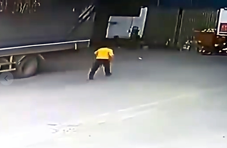 Nghi phạm là người đàn ông mặc áo vàng. Ảnh cắt từ clip.