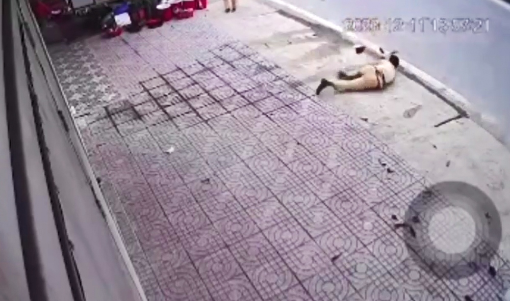 Thiếu tá Nguyễn Xuân C bị đối tượng tông trúng.