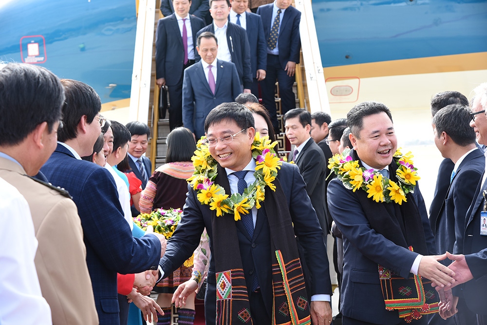 Bộ trưởng bộ GTVT Nguyễn Văn Thắng và Phó Chủ tịch uỷ ban QLVNN Nguyễn Ngọc Cảnh đi trên chuyến bay đầu tiên tới Điện Biên bằng máy bay A321