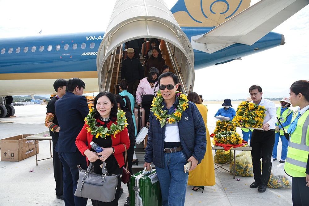 Những hành khách trên chuyến bay được chào đón tại sân bay