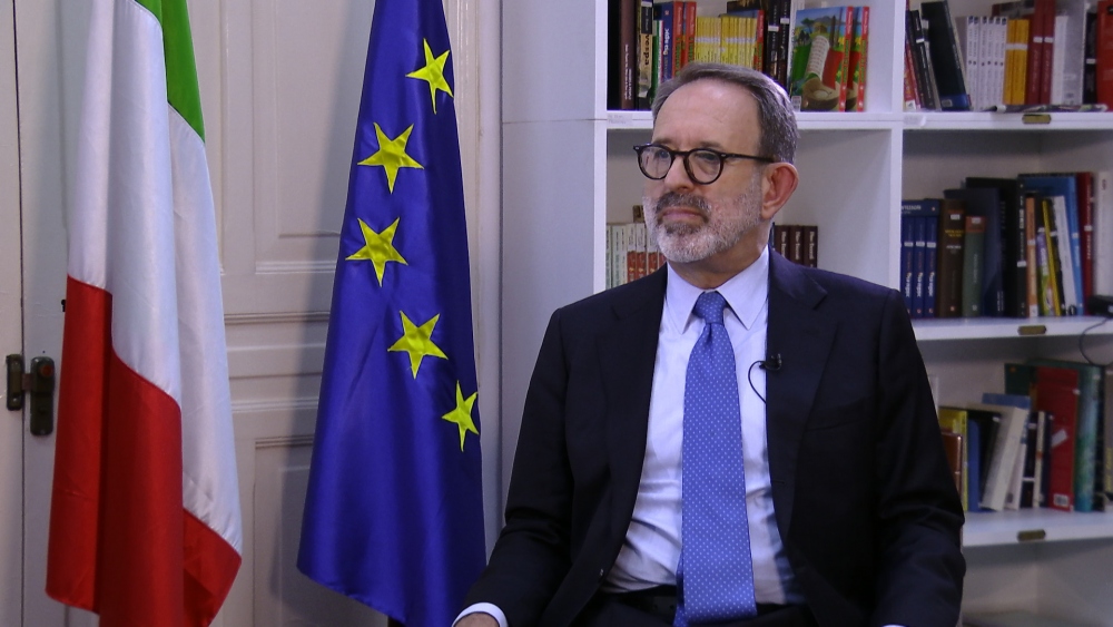 Đại sứ Italia Marco Della Seta thích bánh Cốm.