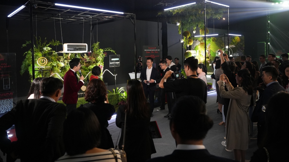 Khách tham quan lần đầu tiên trải nghiệm nghệ thuật trình chiếu ánh sáng tương tác đa giác quan cũng như thưởng thức triển lãm công nghệ trong không gian vườn sinh thái được chế tác công phu.