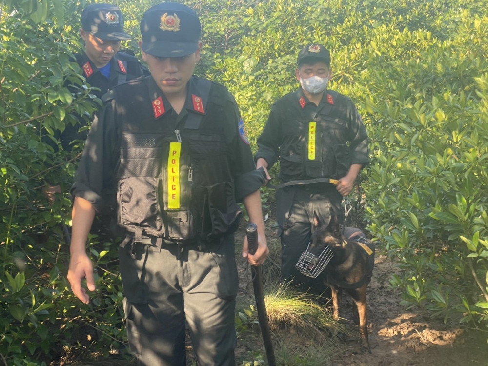 Chó nghiệp vụ tham gia truy tìm 2 đối tượng truy nã nguy hiểm.