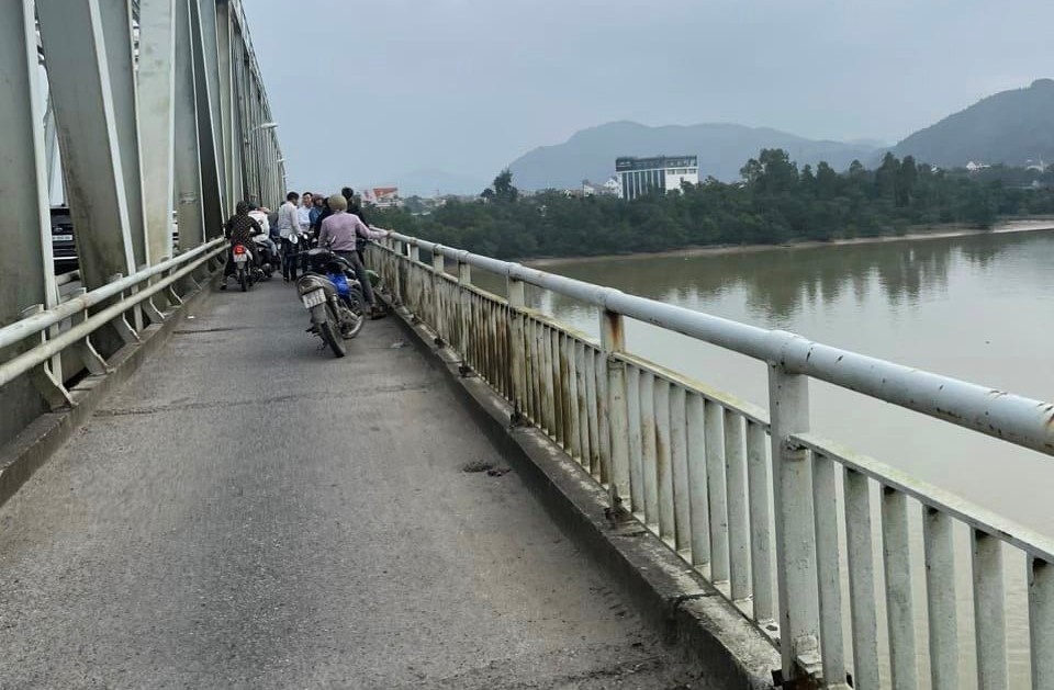 Trần Văn Hưng cùng tang vật tại cơ quan điều tra.