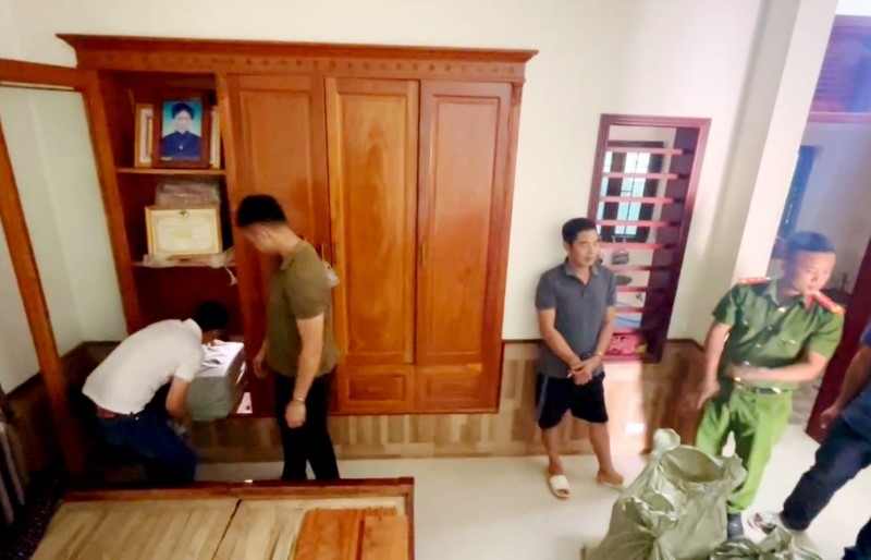 Căn hầm bí mật phía sau cánh cửa tủ quần áo nơi Hưng giấu pháo nổ.