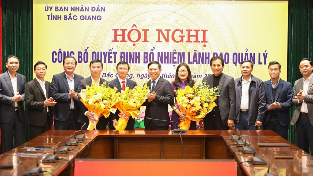 Chủ tịch UBND tỉnh Bắc Giang Lê Ánh Dương và đại diện một số sở, ngành chúc mừng các cán bộ được bổ nhiệm.