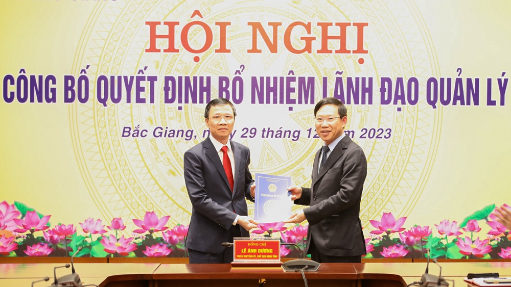 Chủ tịch UBND tỉnh Bắc Giang Lê Ánh Dương (bên phải) trao quyết định bổ nhiệm cho ông Nguyễn Văn Thi