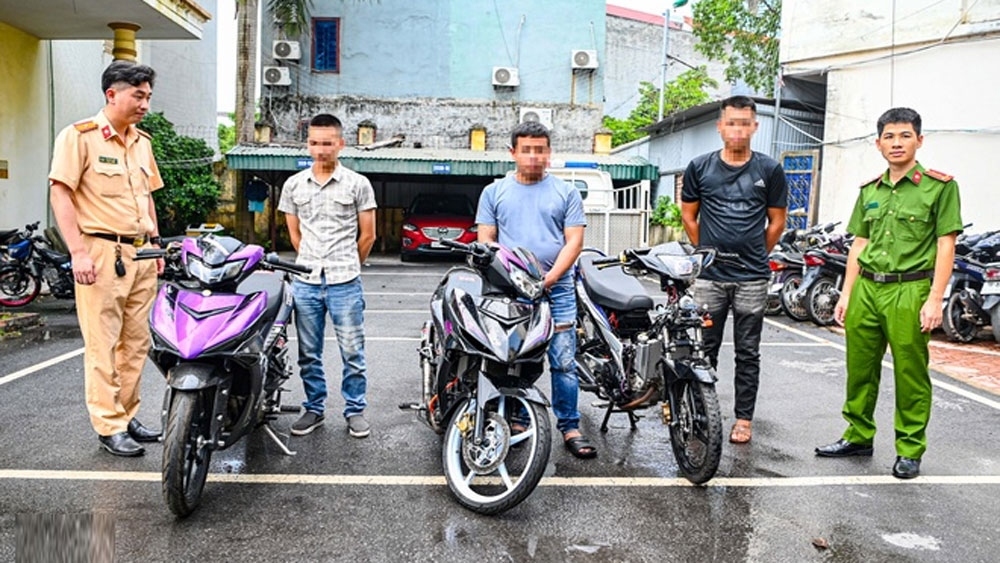 Các thanh niên có hành vi đua xe trái phép tại huyện Tân Yên, tỉnh Bắc Giang