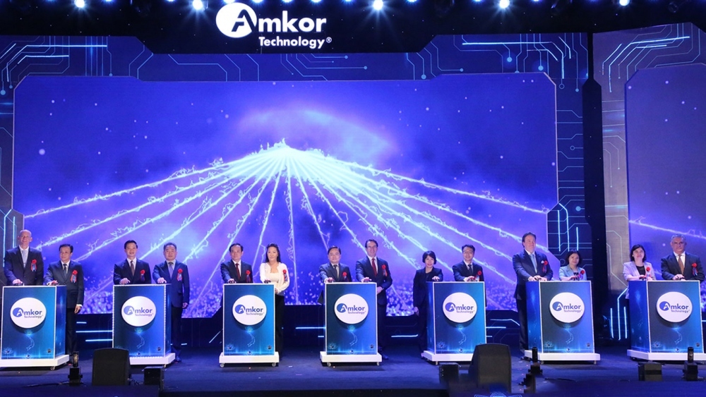 Lãnh đạo tỉnh Bắc Ninh và lãnh đạo Tập đoàn Amkor thực hiện nghi thức Khánh thành Nhà máy Amkor Technology Việt Nam tại KCN Yên Phong 2C
