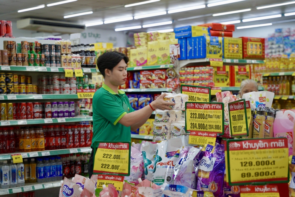 ban_nhan_vien_co.op_food_cham_chi_cham_hang_tai_u_khuyen_mai.jpg