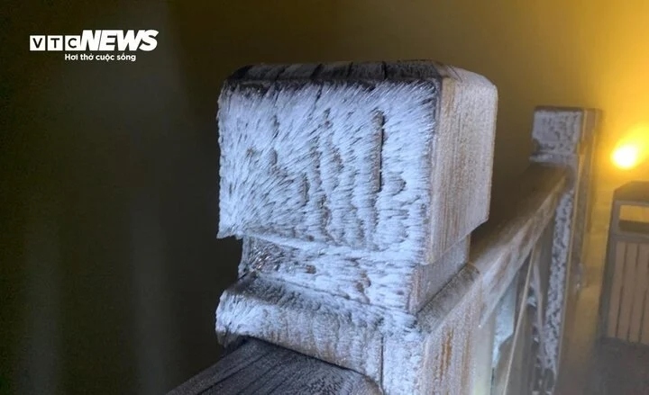 Băng giá xuất hiện từ khoảng 20h ngày 25/12 trên đỉnh Fansipan