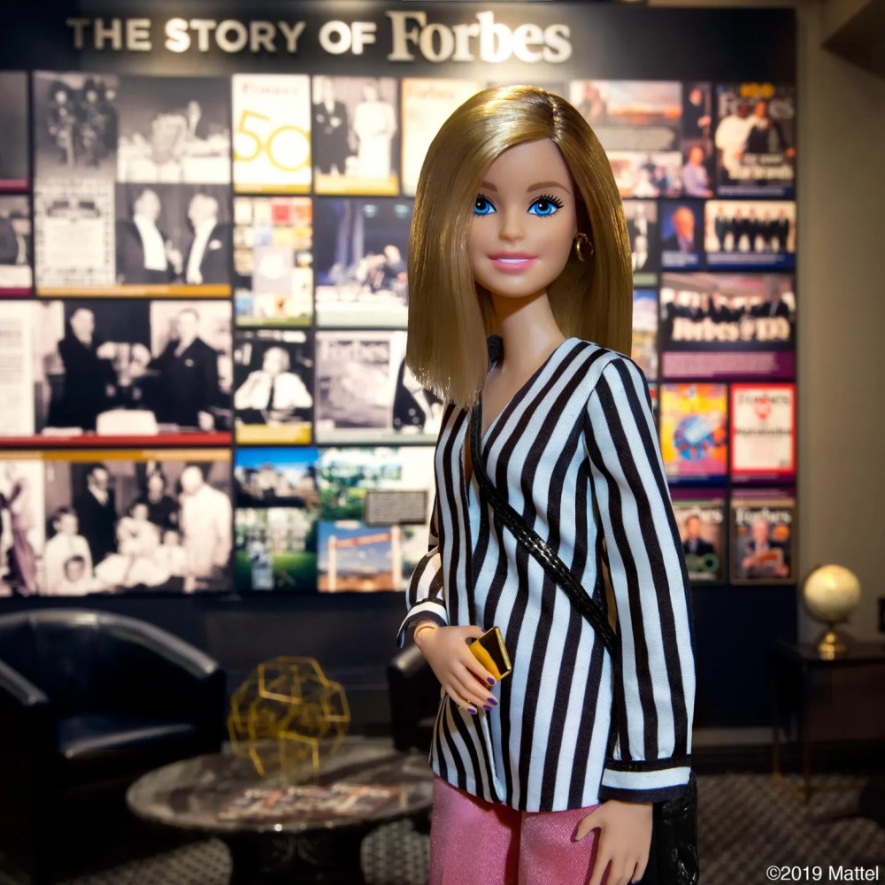 Vào năm 2019, Barbie thậm chí còn chia sẻ kiến ​​thức kinh doanh khi đến thăm không gian tổ chức sự kiện Đại lộ số 5 của Forbes ở Thành phố New York