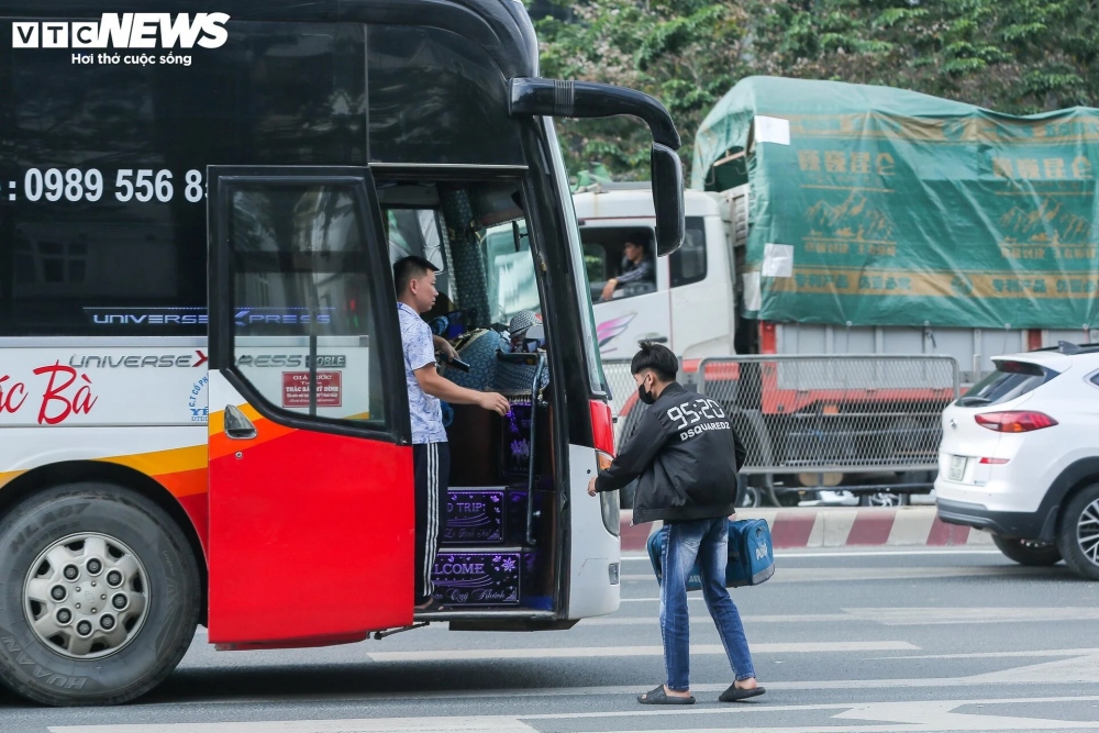 Anh N.V.Q (Yên Bái) đang đứng đợi xe tại khu vực này chia sẻ: “Mọi lần khi về quê tôi hay vào bến để đi xe nhưng vào bến phải chờ rất lâu. Hôm nay, tôi có việc phải về quê gấp nên đành ra ngoài đón xe cho nhanh. Đi vào đường cao tốc đón xe là rất nguy hiểm, nhưng do gấp quá nên tôi đành liều. Lần sau chắc tôi cũng không dám lên đây để đón xe nữa”.