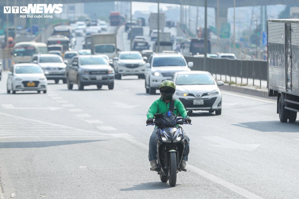 Anh N.T.T (một tài xế xe ôm) cho biết: "Tôi chạy xe ôm truyền thống được khoảng 10 năm, hiện nay lực lượng xe ôm công nghệ và xe ôm truyền thống rất đông dẫn đến việc cạnh tranh nhiều nên tôi phải đi vào lối lên xuống cao tốc để bắt khách, mong sao được nhiều khách hơn... Biết đi vào đường cao tốc rất nguy hiểm nhưng do cuộc sống khó khăn nên đành vi phạm”.