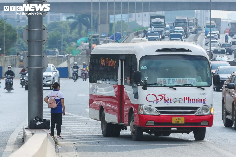 Theo ghi nhận của PV VTC News trong ngày 15/12, chỉ trong ít phút, tại lối lên đường Vành đai 3 trên cao, hàng chục xe khách liên tục dừng đỗ đón trả khách gây nguy hiểm cho người tham gia giao thông.