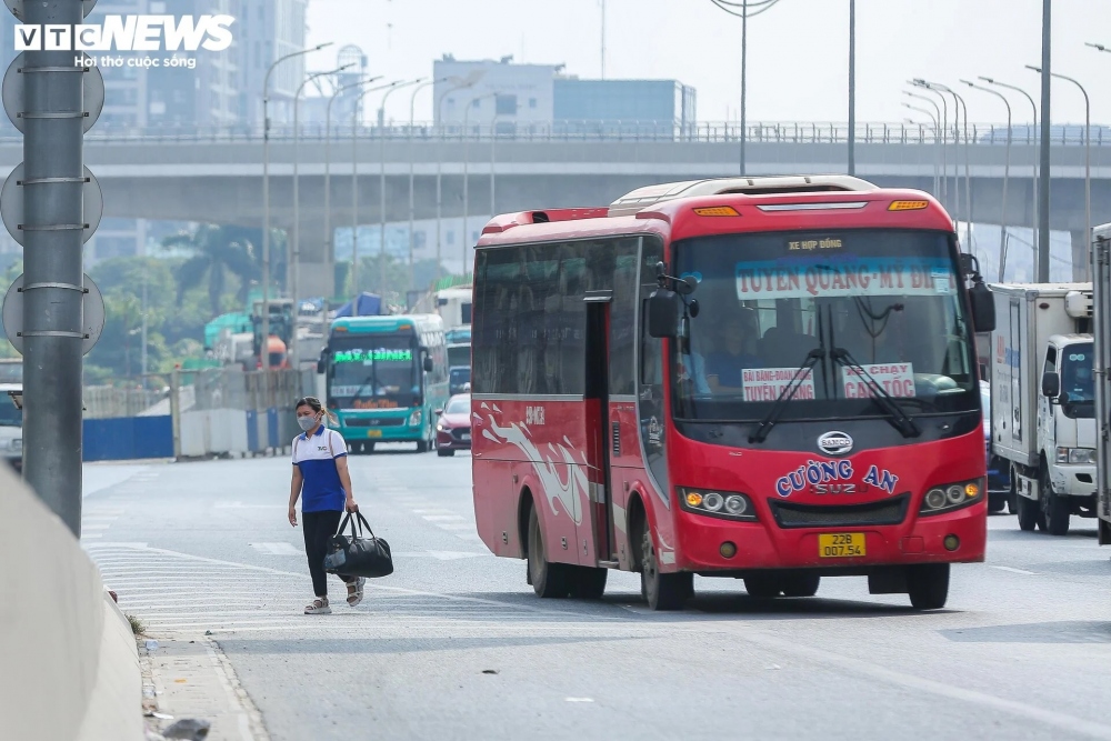 Thay vì xuống bến đỗ theo quy định, nhiều hành khách chọn cách xuống xe ngay trên đường Vành đai 3 để vượt rào, băng đường về nhà.