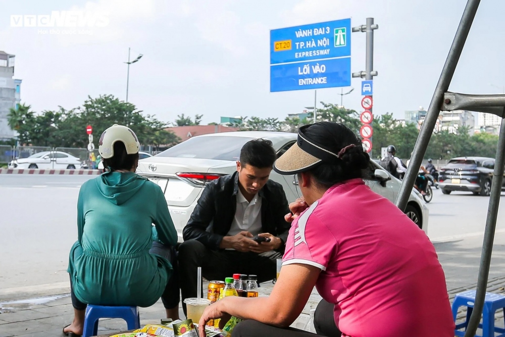 Một người dân ở khu vực này bức xúc: “Hàng ngày tôi chứng kiến rất nhiều xe khách dừng đỗ sai quy định để đón trả khách, xe ôm cũng đi vào đường cấm để bắt khách. Khi có lực lượng CSGT đứng chốt tại đây thì các phương tiện không dám vi phạm, còn nếu vắng bóng lực lượng chức năng thì tình trạng này tiếp diễn trở lại”.
