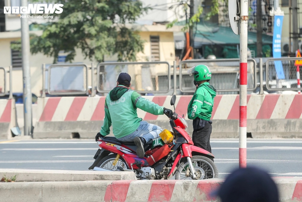 Nhiều xe ôm đứng chờ cả tiếng tại khu vực lên xuống cao tốc để bắt khách.