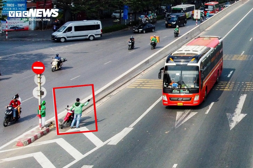 Rất đông người hành nghề xe ôm (mặc áo của một hãng xe ôm công nghệ) đi xe lên hẳn đường Vành đai 3 trên cao để chèo kéo khách.