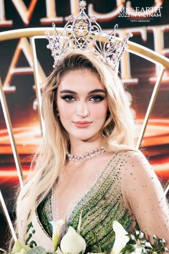 The young girl stands at 1.70 metres tall with body measurement of 85-62-99 cm. Earlier she won Miss Earth Albania 2023 and the second runner-up title at Miss Globe 2022.