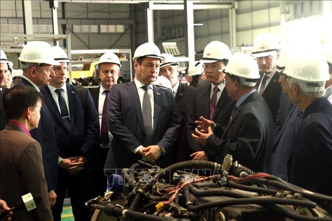 hủ tướng Cộng hòa Belarus Roman Golovchenko tham quan Công ty Cổ phần Maz Asia, tại huyện Kim Động, tỉnh Hưng Yên (Ảnh: TTXVN)